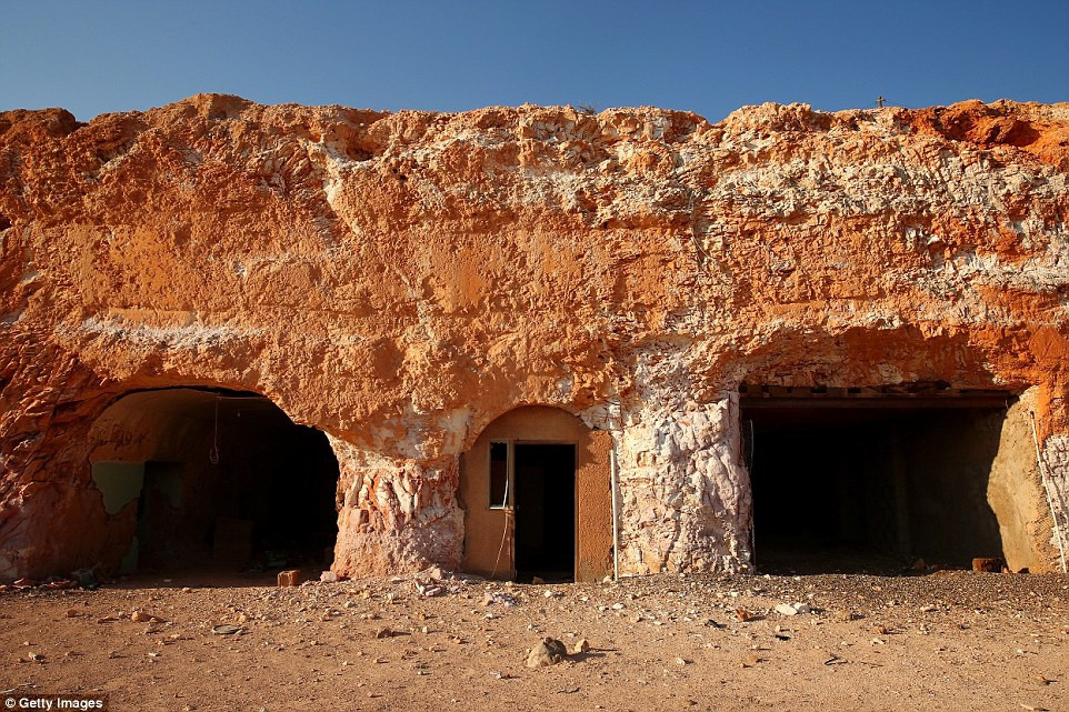 Chính những điều này đã thu hút hàng triệu người ghé thăm thị trấn Coober Pedy và lưu trú ở đây trong nhiều ngày. Họ xuống thị trấn đặc biệt này thông qua những lối vào được xây dựng trên mặt đất.