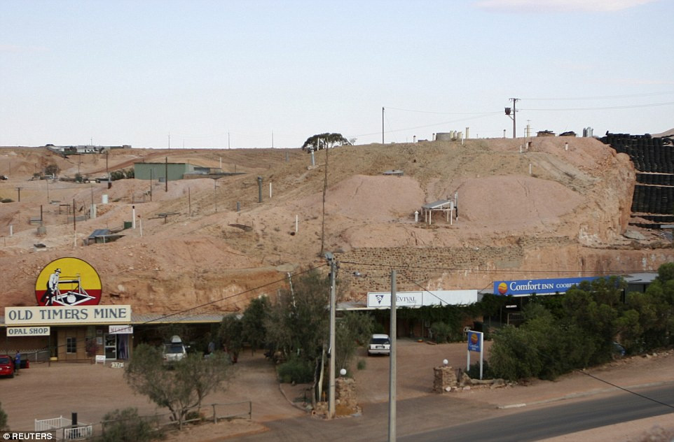 Coober Pedy nằm ở Australia được xem là thị trấn kỳ lạ nhất hành tinh. Khác với nhiều nơi trên thế giới, bên trên mặt đất thị trấn này chỉ có vài trạm xăng hay vài cửa hàng nhỏ phục vụ du khách.