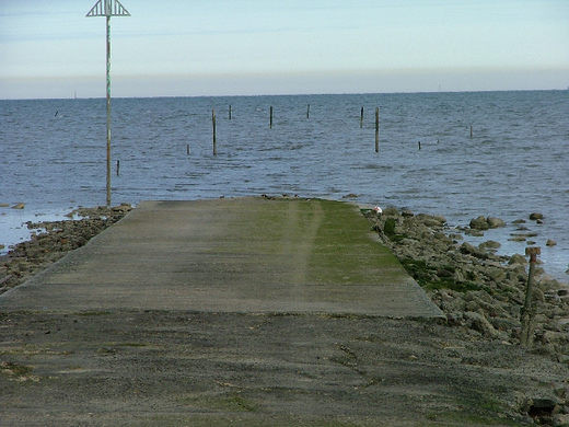 Tuy nhiên, Broomway trở thành con đường nguy hiểm khi thủy triều lên. Tốc độ nước ngập trên con đường này rất nhanh. Chỉ trong vòng vài phút, nước dâng cao từ chân lên đến hông rồi ngực của một người lớn. Chỉ trong tích tắc, con đường Broomway sẽ biến mất do bị nước biển dâng cao.