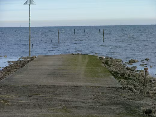 Tuy nhiên, Broomway trở thành con đường nguy hiểm khi thủy triều lên. Tốc độ nước ngập trên con đường này rất nhanh. Chỉ trong vòng vài phút, nước dâng cao từ chân lên đến hông rồi ngực của một người lớn. Chỉ trong tích tắc, con đường Broomway sẽ biến mất do bị nước biển dâng cao.