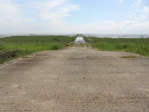 Nước dâng lên nhanh nên ngay cả những người chạy nhanh cũng khó có thể thoát khỏi tình huống nguy hiểm này. Một số trường hợp được ghi nhận mất mạng khi gặp sự cố.