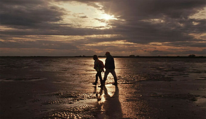 Để đến được đảo Foulness, mọi người có thể chọn một cách là đi bộ dọc theo các bãi triều của vùng đồng bằng rộng lớn có tên gọi là Maplin Sands khi nước rút. 