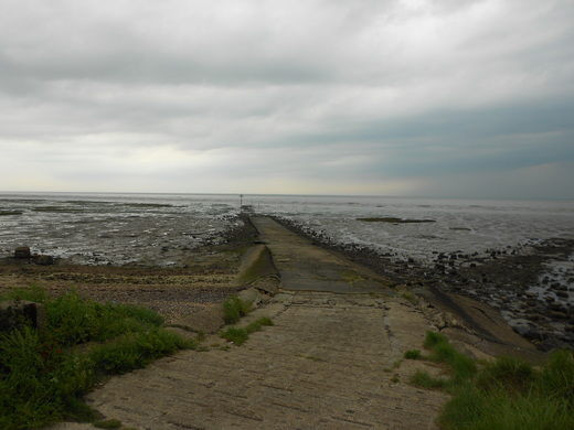 Con đường xuyên biển này được gọi là Broomway. Khi thời tiết tốt, con đường này là địa điểm lý tưởng để du khách đi bộ đường dài và ngắm cảnh.