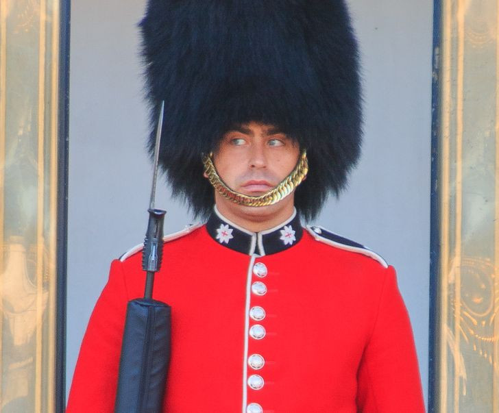 Hằng ngày, đội cận vệ Hoàng gia Anh sẽ có thay phiên đổi gác khi làm nhiệm vụ tại cung điện Buckingham. Mỗi lính cận vệ đứng nghiêm trang suốt 2 giờ. Sau đó, họ di chuyển một quãng ngắn trong 10 phút trước khi trở lại vị trí đứng gác.