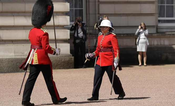 Mỗi ngày, lính cận vệ có thể làm 2 - 3 ca đứng gác (tức đứng nghiêm canh gác trước cổng cung điện Buckingham trong 6 tiếng). Trong khoảng thời gian này, họ có một thời gian ngắn để nghỉ ngơi.