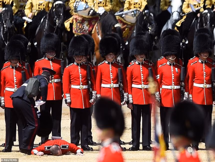 Trong lúc làm nhiệm vụ, lính cận vệ Hoàng gia Anh không được phép cười. Họ phải luôn giữ tư thế và gương mặt nghiêm nghị. Nếu lính cận vệ nào vi phạm quy định này trong lúc làm nhiệm vụ phải nộp phạt 200 USD.