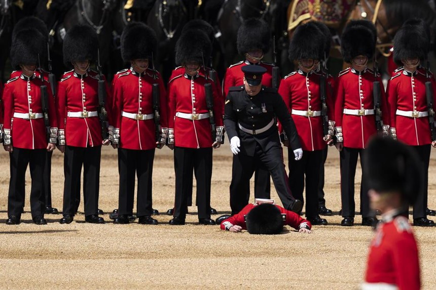 Một điều khiến công chúng bất ngờ là lính cận vệ đội chiếc mũ da gấu nặng 1 kg. Vào những ngày nắng nóng gay gắt trong năm, chiếc mũ cộng thêm trang phục dày khiến một vài lính cận vệ ngất xỉu và phải nhờ đến sự hỗ trợ y tế.