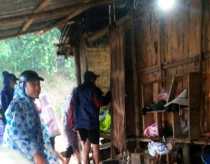 Trong bối cảnh này, Ban Chỉ huy phòng chống thiên tai và tìm kiếm cứu nạn của tỉnh Quảng Nam cũng yêu cầu các huyện, thị xã, thành phố theo dõi chặt chẽ diễn biến của thời tiết, tình hình mưa trên các phương tiện thông tin đại chúng cũng như kiểm tra, rà soát các khu dân cư, các biện pháp cảnh báo hoặc thực hiện sơ tán, di dời người dân ở những địa điểm có nguy cơ bị sạt lở đến nơi an toàn. Trong ảnh là lực lượng chức năng tổ chức di dời người dân đến nơi an toàn. Nguồn: baotainguyenmoitruong.