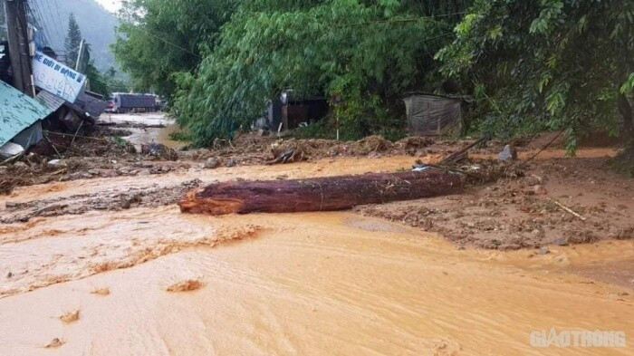 Vào 18h ngày 29/10, báo cáo của Ban chỉ đạo TƯ về Phòng chống Thiên tai cho biết bão số 9 khiến 62 người chết và mất tích. Quảng Nam là một trong số những địa phương chịu ảnh hưởng nặng nề nhất của cơn bão này khi có tới 18 người tử vong. Trong ảnh là hiện trường vụ sạt lở núi ở Quảng Nam. Nguồn: baogiaothong.