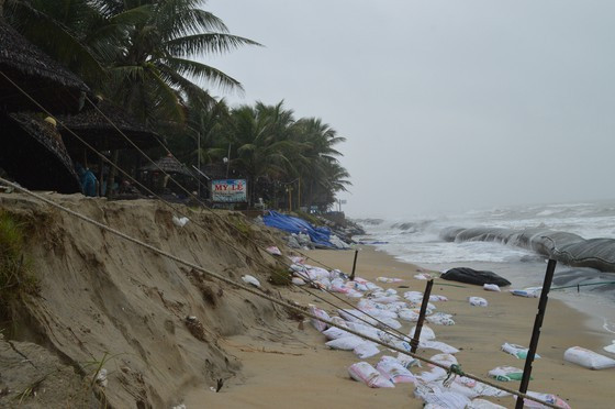Huyện Tây Giang chọn địa điểm an toàn để san ủi mặt bằng bố trí, sắp xếp ổn định cuộc sống lâu dài cho người dân sống ở vùng sạt lở hay bị uy hiếp bởi thiên tai tới 95 điểm tái định cư mới ở 63 thôn. Nguồn: SGGP.