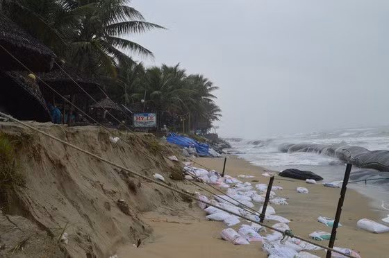 Huyện Tây Giang chọn địa điểm an toàn để san ủi mặt bằng bố trí, sắp xếp ổn định cuộc sống lâu dài cho người dân sống ở vùng sạt lở hay bị uy hiếp bởi thiên tai tới 95 điểm tái định cư mới ở 63 thôn. Nguồn: SGGP.