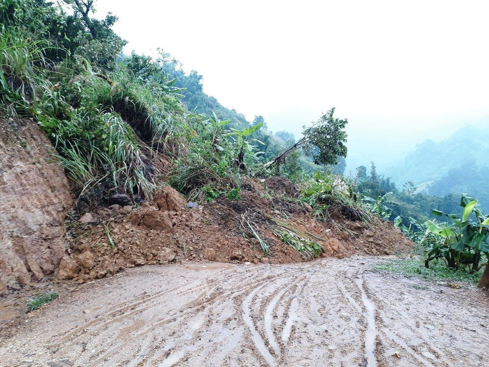 Trong số này, tuyến quốc lộ 40B, đoạn từ địa phận xã Trà Mai đi xã Trà Don có nhiều điểm sạt lở đất đá, cây cối xuống đường gây ách tắc giao thông cục bộ. Huyện biên giới Tây Giang, đường Hồ Chí Minh và đường ĐT 606 cũng bị sạt lở hàng chục vị trí gây khó khăn cho việc đi lại của người dân cũng như lực lượng cứu hộ. Tuyến đường từ xã Tr’hy đi xã Axan có 2 điểm sạt lở gây ách tắc giao thông hoàn toàn. Trong ảnh là một số tuyến đường ở huyện Nam Trà My bị sạt lở. Nguồn: baotainguyenmoitruong.