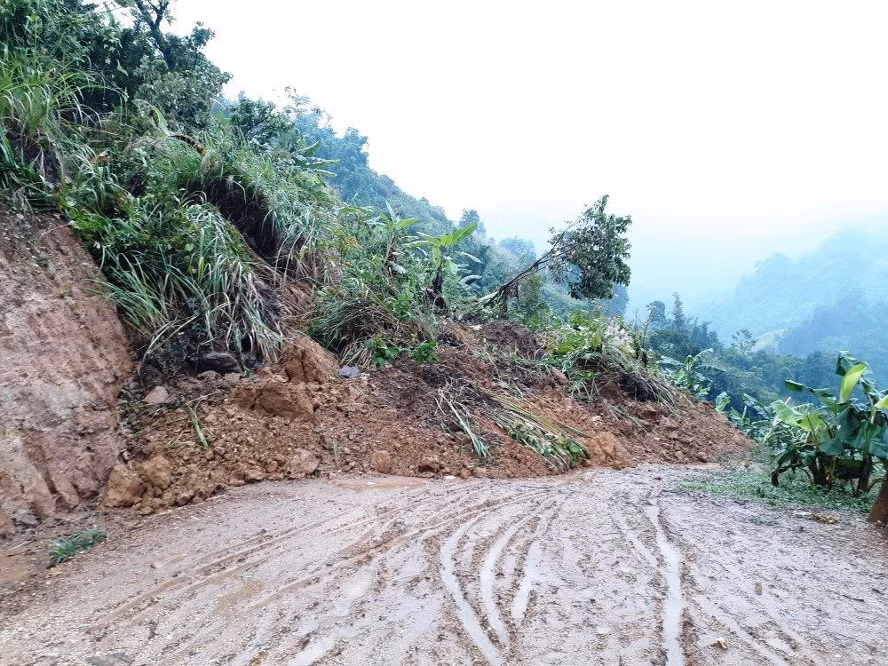 Trong số này, tuyến quốc lộ 40B, đoạn từ địa phận xã Trà Mai đi xã Trà Don có nhiều điểm sạt lở đất đá, cây cối xuống đường gây ách tắc giao thông cục bộ. Huyện biên giới Tây Giang, đường Hồ Chí Minh và đường ĐT 606 cũng bị sạt lở hàng chục vị trí gây khó khăn cho việc đi lại của người dân cũng như lực lượng cứu hộ. Tuyến đường từ xã Tr’hy đi xã Axan có 2 điểm sạt lở gây ách tắc giao thông hoàn toàn. Trong ảnh là một số tuyến đường ở huyện Nam Trà My bị sạt lở. Nguồn: baotainguyenmoitruong.