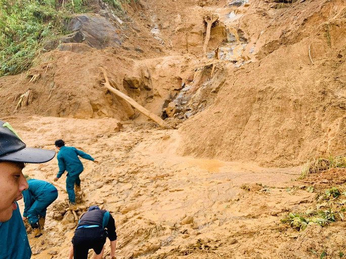Do ảnh hưởng của cơn bão, một số vụ sạt lở xảy ra gây hậu quả nghiêm trọng ở hai huyện miền núi của tỉnh Quảng Nam gồm: Nam Trà My và Phước Sơn. Đáng nói, có 55 người mất tích ở hai huyện Nam Trà My và Phước Sơn. Ngay sau khi bão suy yếu, lực lượng chức năng vào hiện trường vụ sạt lở để tham gia tìm kiếm, cứu nạn. Tuy nhiên, do sạt lở nghiêm trọng nên lực lượng cứu nạn gặp nhiều khó khăn trong việc tiếp cận, giải cứu người gặp nạn. Trong ảnh là lực lượng chức năng đào bới tìm kiếm các nạn nhân ở Phước Sơn. Nguồn: Người Lao động.