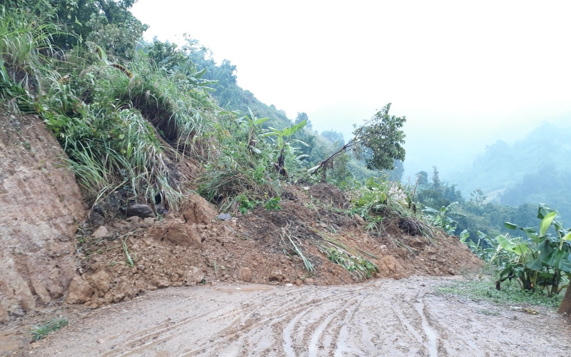 Gần đây nhất, ngày 8/10, do ảnh hưởng của mưa lớn kéo dài nên nhiều tuyến giao thông huyết mạch ở các huyện vùng cao Nam Trà My, Tây Giang bị sạt lở. Trong ảnh là sạt lở trên tuyến đường tại qua xã Trà Cang (huyện Nam Trà My). Nguồn: Nhân dân.