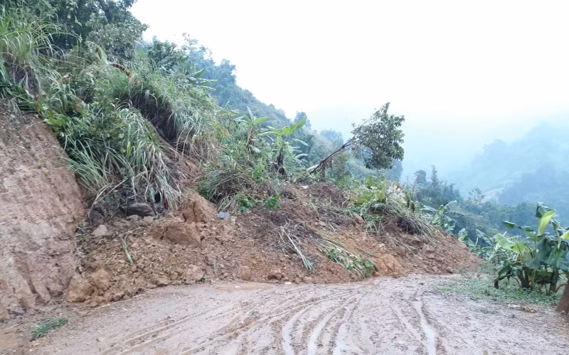 Gần đây nhất, ngày 8/10, do ảnh hưởng của mưa lớn kéo dài nên nhiều tuyến giao thông huyết mạch ở các huyện vùng cao Nam Trà My, Tây Giang bị sạt lở. Trong ảnh là sạt lở trên tuyến đường tại qua xã Trà Cang (huyện Nam Trà My). Nguồn: Nhân dân.