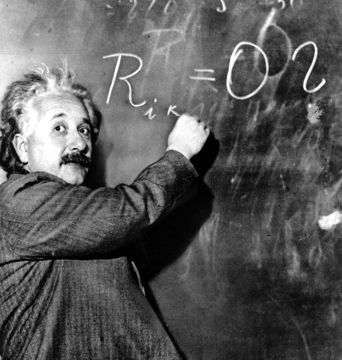 Cuộc đời của Einstein gắn liền với một số lời đồn kỳ lạ. Trong số này, nổi tiếng là việc ông được cho là bị trượt môn toán hồi đi học. Thông tin này được không ít người tin là thật.