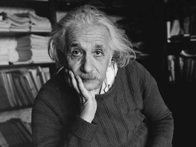 Albert Einstein nổi tiếng thế giới là một nhà bác học thiên tài. Ông có nhiều thành tựu trong lĩnh vực nghiên cứu khoa học.