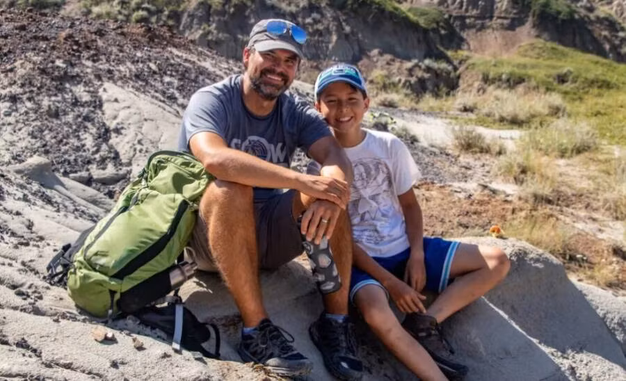 Ngay sau khi phát hiện mảnh xương lớn trên, cha con Nathan gửi thư điện tử báo cáo phát hiện của họ với Bảo tàng Hoàng gia Tyrrell ở Alberta.