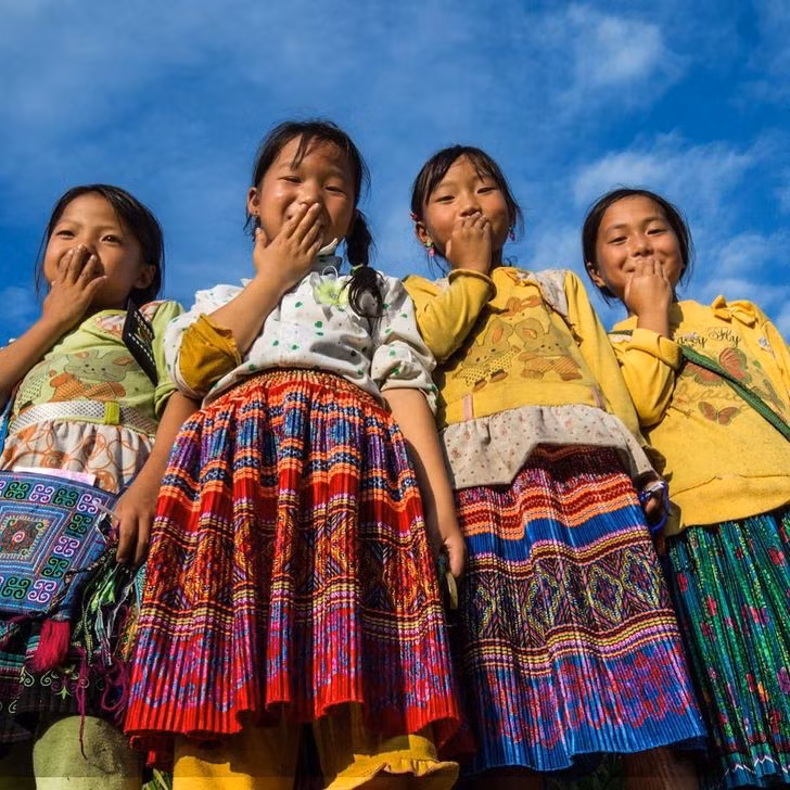 Chân dung một nhóm trẻ em ở vùng cao Việt Nam cười tủm tỉm khi được Réhahn chụp ảnh.