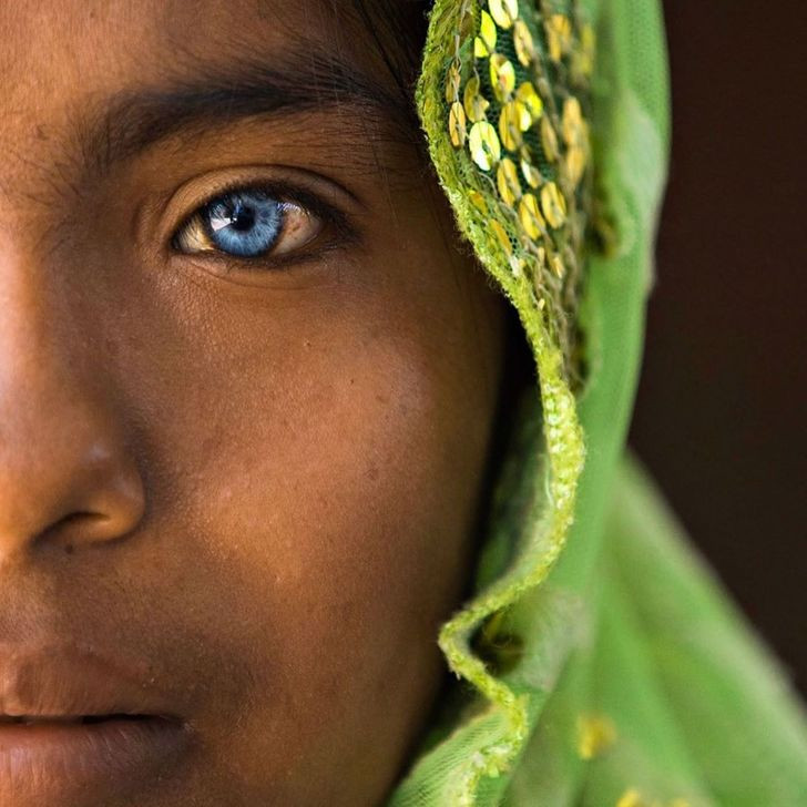 Với nhiều bức ảnh đẹp chụp con người, Réhahn Croquevielle từng được trang Boredpanda.com bình chọn là 1 trong 10 nhiếp ảnh gia chụp ảnh chân dung đẹp nhất thế giới.