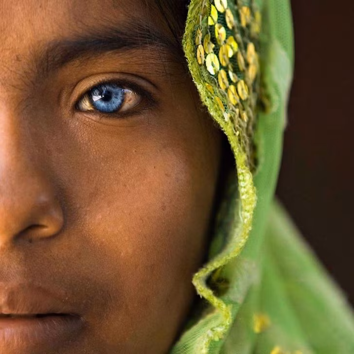 Với nhiều bức ảnh đẹp chụp con người, Réhahn Croquevielle từng được trang Boredpanda.com bình chọn là 1 trong 10 nhiếp ảnh gia chụp ảnh chân dung đẹp nhất thế giới.