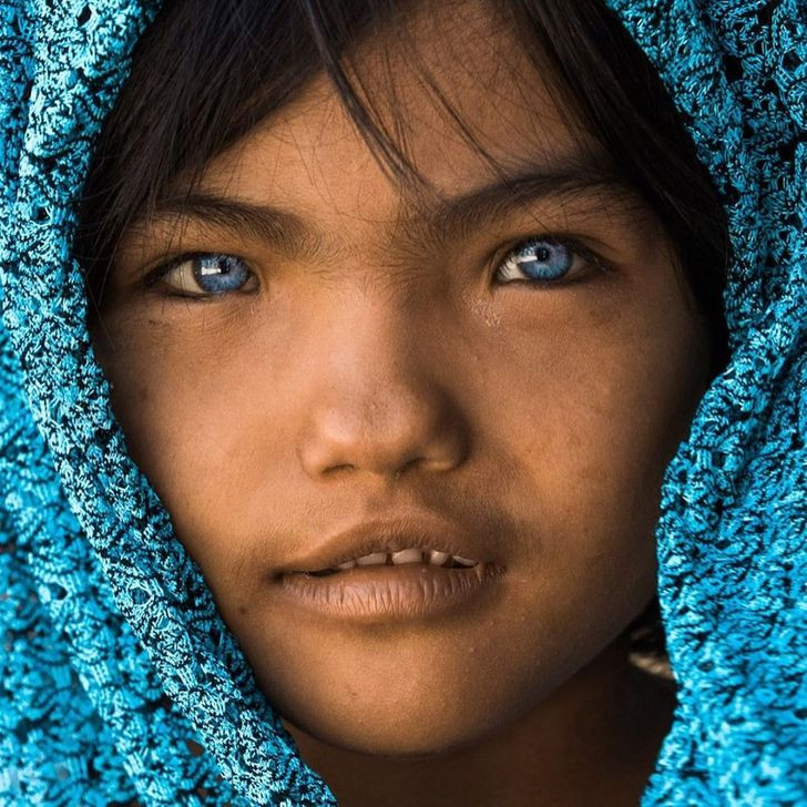 Những bức ảnh về con người Việt Nam qua ống kính máy ảnh của nhiếp ảnh gia người Pháp Réhahn Croquevielle có sức hút mãnh liệt đối với công chúng. Ông đi qua hơn 35 quốc gia, trong đó có Việt Nam. Vẻ đẹp của đất nước và con người nơi đây khiến nhiếp ảnh gia này chọn Việt Nam làm nơi định cư từ năm 2007 đến nay.