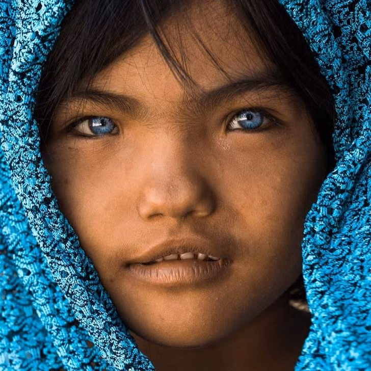 Những bức ảnh về con người Việt Nam qua ống kính máy ảnh của nhiếp ảnh gia người Pháp Réhahn Croquevielle có sức hút mãnh liệt đối với công chúng. Ông đi qua hơn 35 quốc gia, trong đó có Việt Nam. Vẻ đẹp của đất nước và con người nơi đây khiến nhiếp ảnh gia này chọn Việt Nam làm nơi định cư từ năm 2007 đến nay.