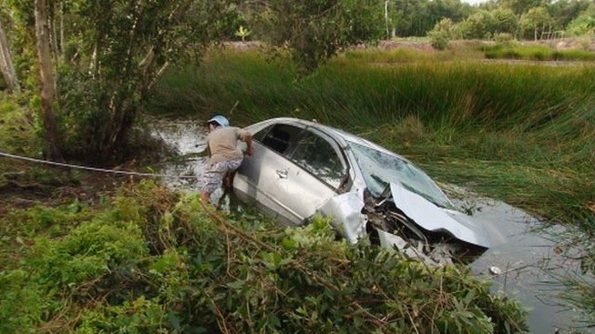 Tháng 3/2015, lực lượng cứu hộ giải cứu bé gái 18 tháng tuổi bị mắc kẹt trong ô tô lao xuống dưới sông Spanish Fork, Utah, Mỹ.