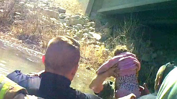 Bé gái được cứu sống trong khi người mẹ tử vong ở vị trí ghế lái. Theo các nhà điều tra, chiếc xe đâm vào lan can thành cầu rồi lao thẳng xuống sông. Cảnh sát suy đoán đứa trẻ có thể bị mắc kẹt trong ô tô khoảng 14 giờ.