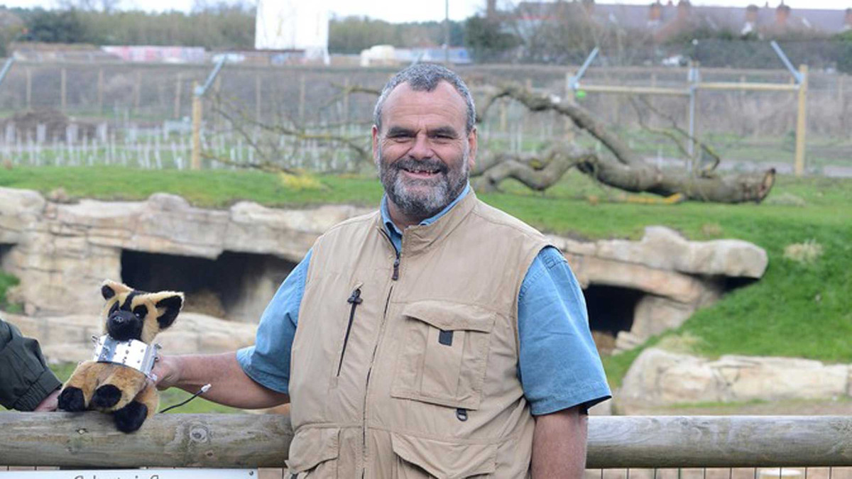 Vào năm 2003, nhà khám phá tự nhiên Greg Rasmussen gây xôn xao dư luận khi sống sót thần kỳ sau khi trải qua một vụ tai nạn máy bay kinh hoàng. Khi ấy, máy bay của ông gặp sự cố và rơi xuống một cánh rừng ở châu Phi.