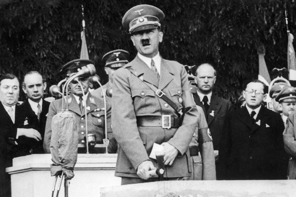 Sau khi trở về từ chiến trường Thế chiến 1, Hitler bước chân vào giới chính trị và từng bước trở thành nhân vật lớn của chính quyền Đức. Y từng bước vươn lên đỉnh cao quyền lực và gây ra nhiều tội ác chống lại nhân loại.