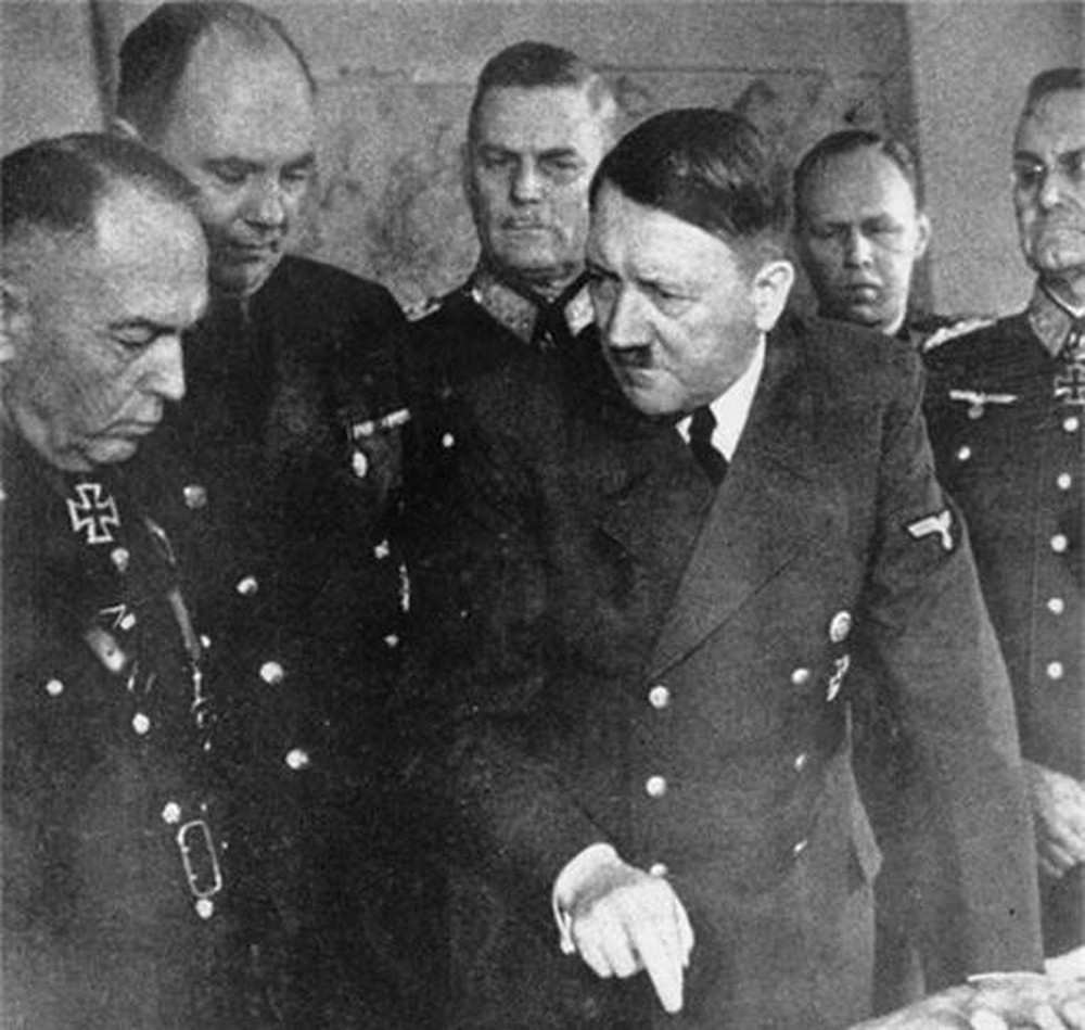 Khi Tandey chuẩn bị bóp cò thì động lòng trắc ẩn không muốn giết lính địch đang bị thương và không được trang bị vũ khí. Vì vậy, Tandey hạ súng xuống và Hitler thoát chết trong gang tấc.