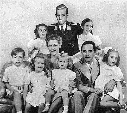 Lễ cưới của Bormann và Magda tổ chức đình đám vào ngày 19/12/1931. Sau khi kết hôn, cặp vợ chồng này có với nhau 7 người con. Để thể hiện sự sùng bái Hitler, vợ chồng Bormann đặt tên cho các con đều có chữ cái H gồm: Harold, Helga, Hilde, Helmut, Holda, Hedda và Hyda.