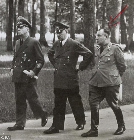 Martin Bormann được người đời nhớ đến là tay sai thân tín dốc sức làm việc cho trùm phát xít Hitler. Trong bộ máy chính quyền Đức quốc xã, Bormann làm công việc thư ký riêng của Hitler.