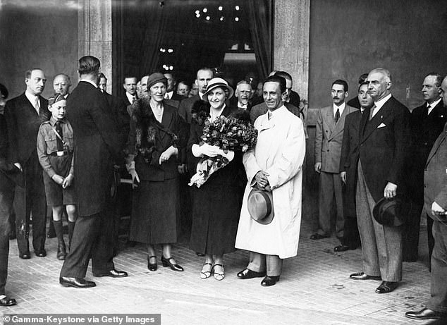 Là thân tín của Hitler, Bormann có người vợ khá nổi tiếng là Magda Goebbels. Trước khi cưới Bormann, Magda từng ly hôn. Bà si mê Bormann sau khi nghe gã phát biểu năm 1928.