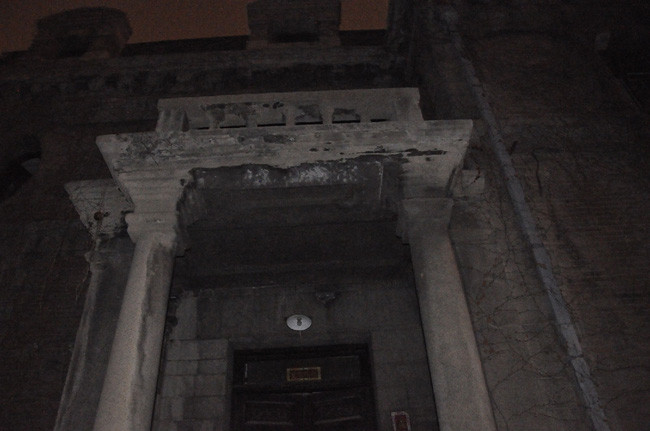 Vẻ ngoài u ám và những câu chuyện kỳ bí về căn nhà số 81 Triều Nội đã thu hút sự quan tâm của nhiều người.