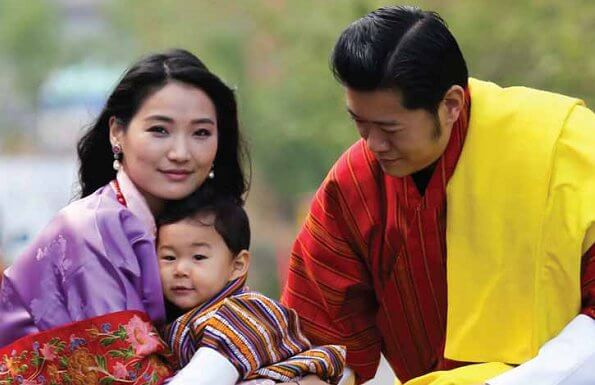 Ví dụ như hoàng hậu Bhutan có tên là Jetsun Pema. Cha của hoàng hậu có tên là Dhondup Gyaltshen và mẹ là Sonam Chuki. Hai anh em trai khác của hoàng hậu Jetsun Pema lần lượt là Thinlay Norbu, Jigme Namgyal và 2 chị em gái tên Serchen Doma, Yeatso Lhamo.