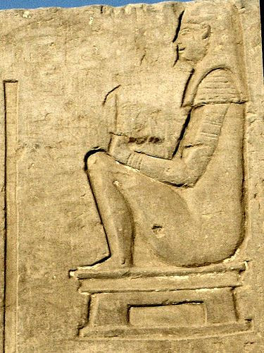 Để "mẹ tròn con vuông", trước khi đẻ, thai phụ thường được cho uống một loại hỗn hợp gồm bột nghệ và một số nguyên liệu khác. Người xưa còn dùng bia chà sát lên bụng để thai phụ sinh con thuận lợi.