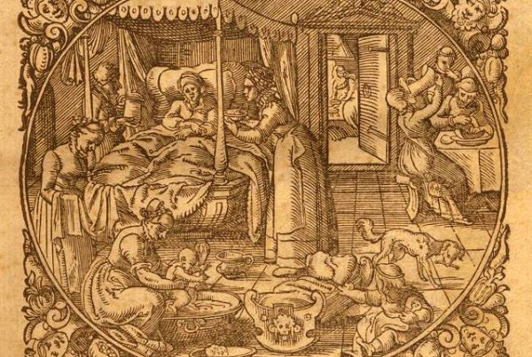 Phụ nữ thời ấy thường sinh con trong những căn phòng tối với tư thế ngồi xổm hoặc nằm. Nữ hộ sinh sẽ hướng dẫn thai phụ từng bước sinh con để đứa trẻ chào đời an toàn.