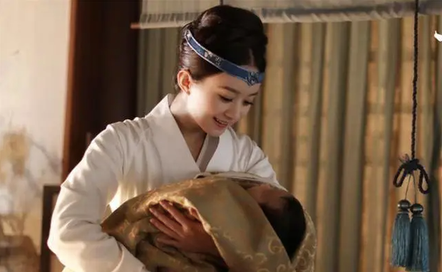 Nước nóng được dùng để giữ ấm cơ thể giúp thai phụ có thể dễ dàng sinh con. Dù vậy, tỷ lệ thai phụ tử vong vì khó sinh thời phong kiến cũng khá cao ngay cả khi có bà đỡ giỏi. Vì vậy, người Trung Quốc thường có câu sinh con giống như đi qua "quỷ môn quan".