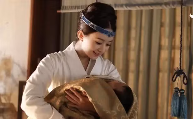 Nước nóng được dùng để giữ ấm cơ thể giúp thai phụ có thể dễ dàng sinh con. Dù vậy, tỷ lệ thai phụ tử vong vì khó sinh thời phong kiến cũng khá cao ngay cả khi có bà đỡ giỏi. Vì vậy, người Trung Quốc thường có câu sinh con giống như đi qua "quỷ môn quan".