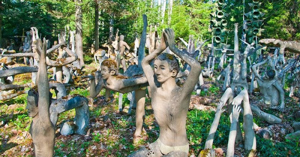 Số tượng này khắc họa hình ảnh ông tập yoga. Ông thường tập yoga vào những năm 1960.