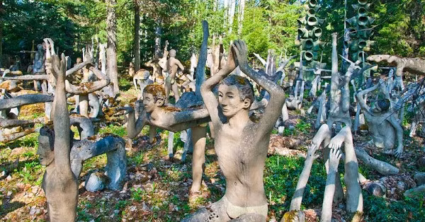 Số tượng này khắc họa hình ảnh ông tập yoga. Ông thường tập yoga vào những năm 1960.