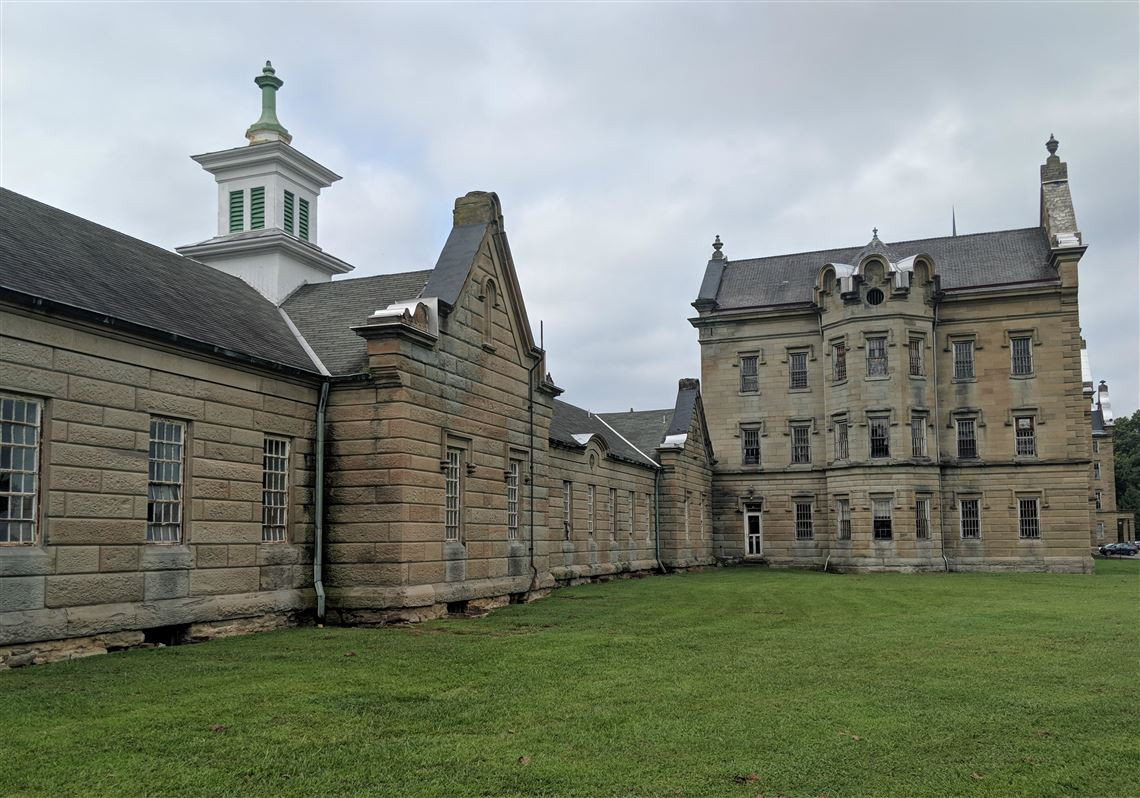 Bệnh viện có 250 giường bệnh. Các phòng luôn được dọn dẹp vệ sinh sạch sẽ và sở hữu đội ngũ y bác sĩ, hộ lý tận tình. Thế nhưng, 20 năm sau, Bệnh viện Trans-Allegheny Lunatic Asylum rơi vào tình trạng quá tải. Năm 1938, số lượng bệnh nhân vượt quá khả năng điều trị của bệnh viện khi là nơi điều trị cho gần 3.000 bệnh nhân tâm thần.