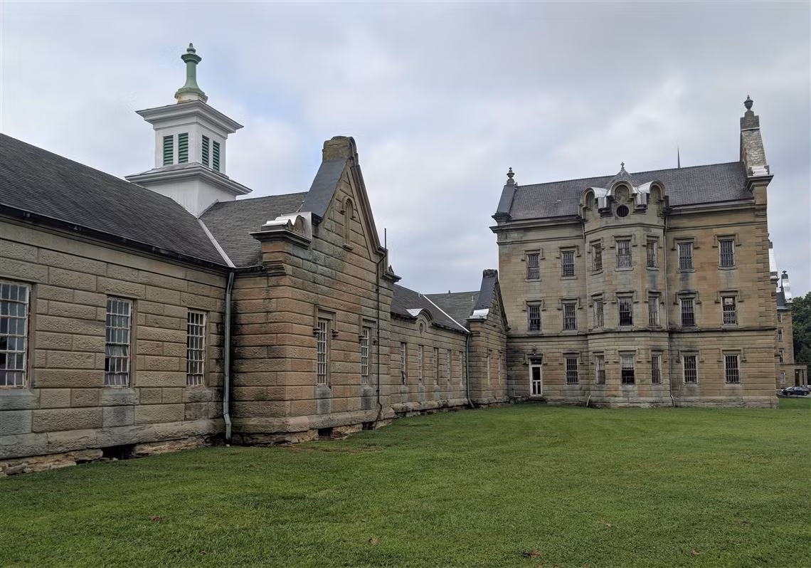 Bệnh viện có 250 giường bệnh. Các phòng luôn được dọn dẹp vệ sinh sạch sẽ và sở hữu đội ngũ y bác sĩ, hộ lý tận tình. Thế nhưng, 20 năm sau, Bệnh viện Trans-Allegheny Lunatic Asylum rơi vào tình trạng quá tải. Năm 1938, số lượng bệnh nhân vượt quá khả năng điều trị của bệnh viện khi là nơi điều trị cho gần 3.000 bệnh nhân tâm thần.