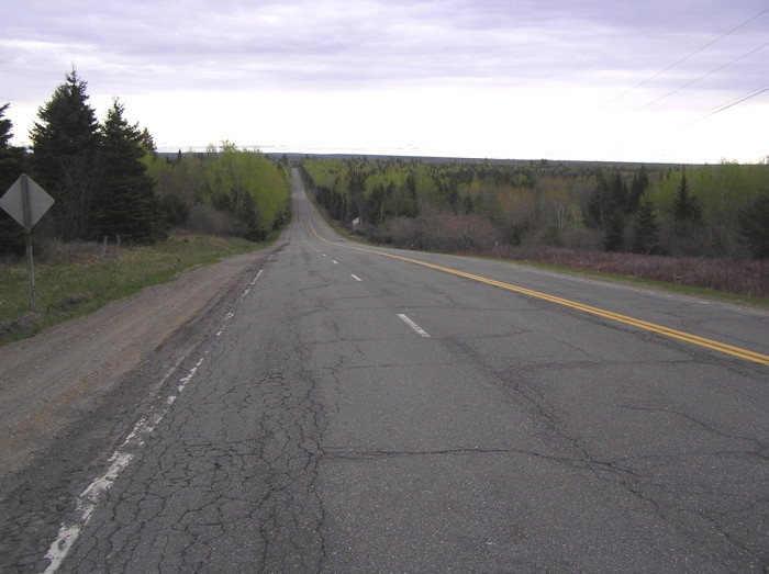 Đối với các tài xế, cung đường này có nhiều đoạn nguy hiểm, nhất là những khúc cua gấp phủ đầy băng tuyết vào mùa đông.