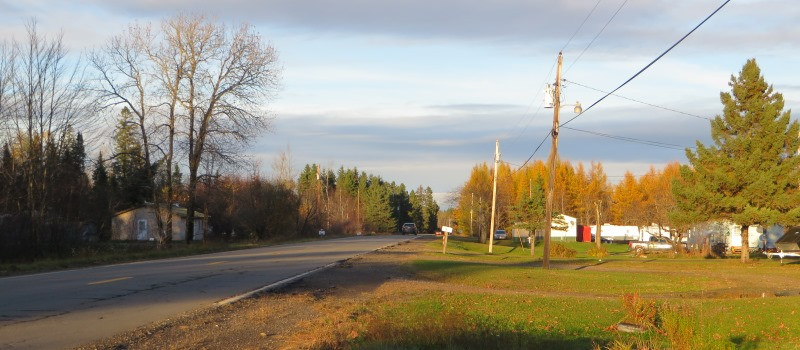 Trong lúc lái xe qua đường 2A, một số tài xế kể rằng đã nhìn thấy một cô gái đứng bên đường cầu xin người qua đường giúp chồng mình.