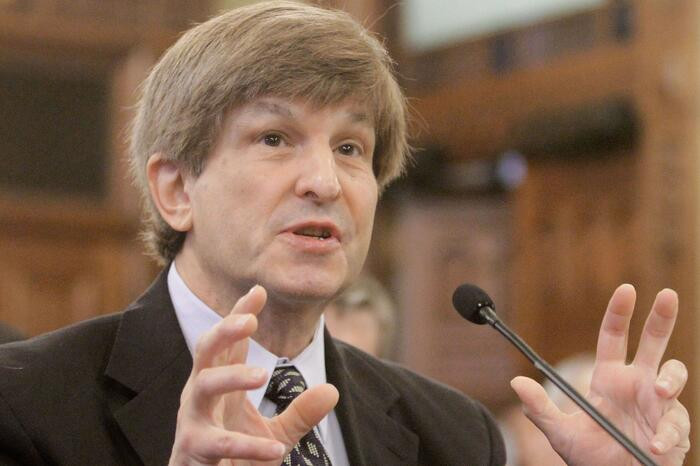 Nhà sử học Allan Lichtman 73 tuổi được biết đến là một trong những nhà tiên tri "đoán đâu trúng đó" về kết quả bầu cử Tổng thống Mỹ.