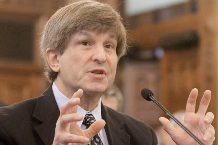 Nhà sử học Allan Lichtman 73 tuổi được biết đến là một trong những nhà tiên tri "đoán đâu trúng đó" về kết quả bầu cử Tổng thống Mỹ.